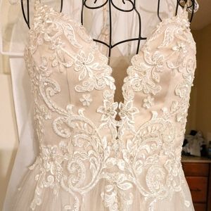 Casablanca Dehlia Wedding gown, size 8, cream off white color,